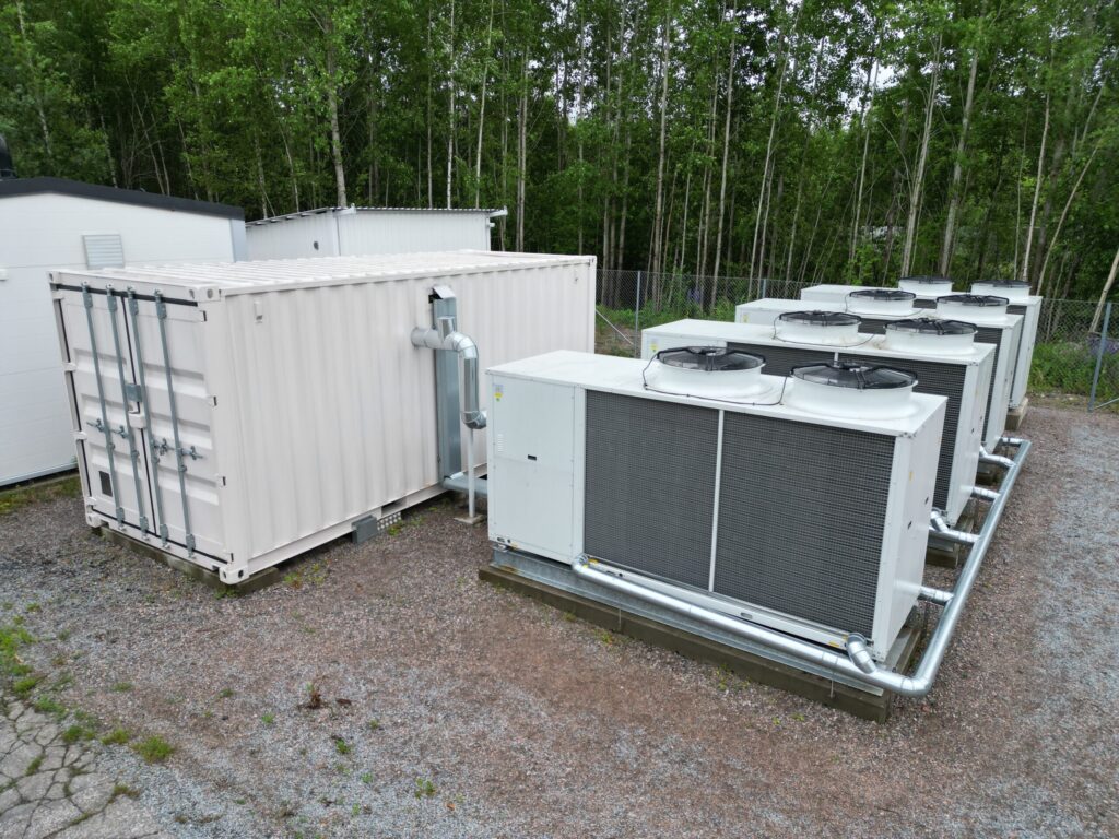 Finess Energyn konttitoimituksena toimittama sähkökattila.