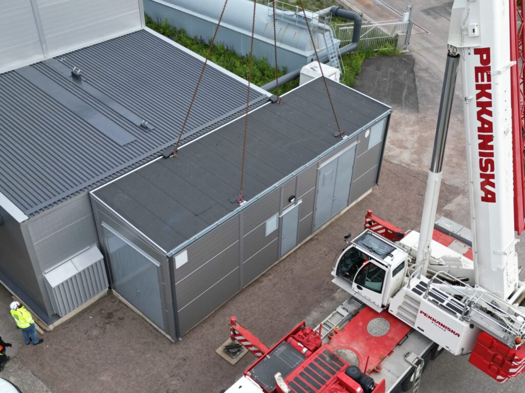 Kattilalaitos räätälöidyssä laitekontissa nostetaan paikoilleen