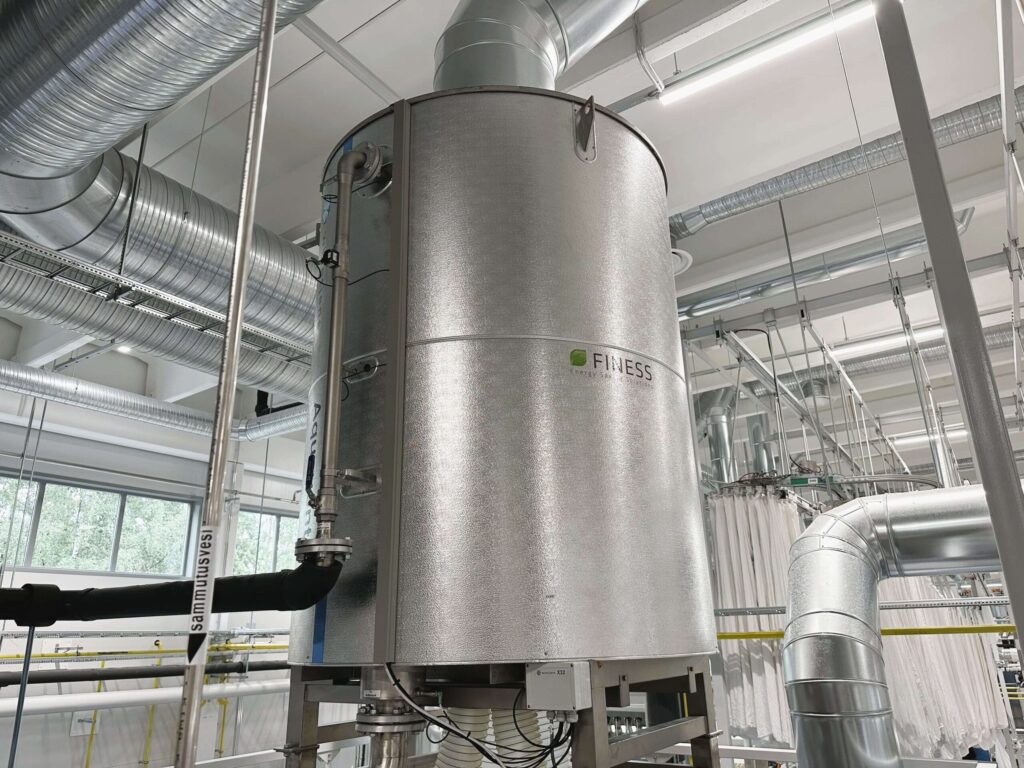 Finess Energyn sylinterimäinen säiliö pesulan teknisessä tilassa, osana lämmönvaihto- ja putkistojärjestelmää.