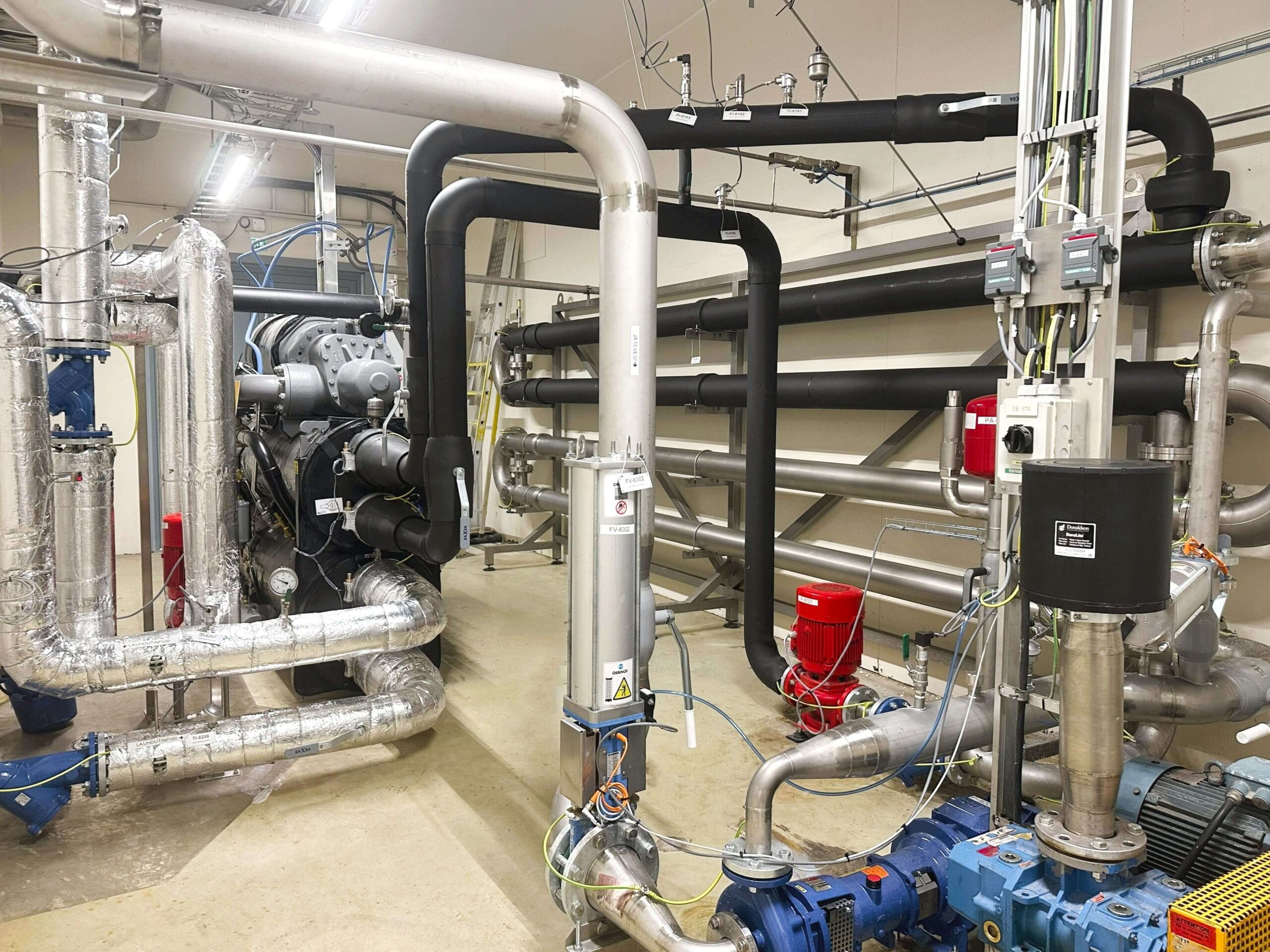 Finess Energyn teollinen putkisto- ja pumppujärjestelmä hukkalämmön talteenottoon jätevedestä.