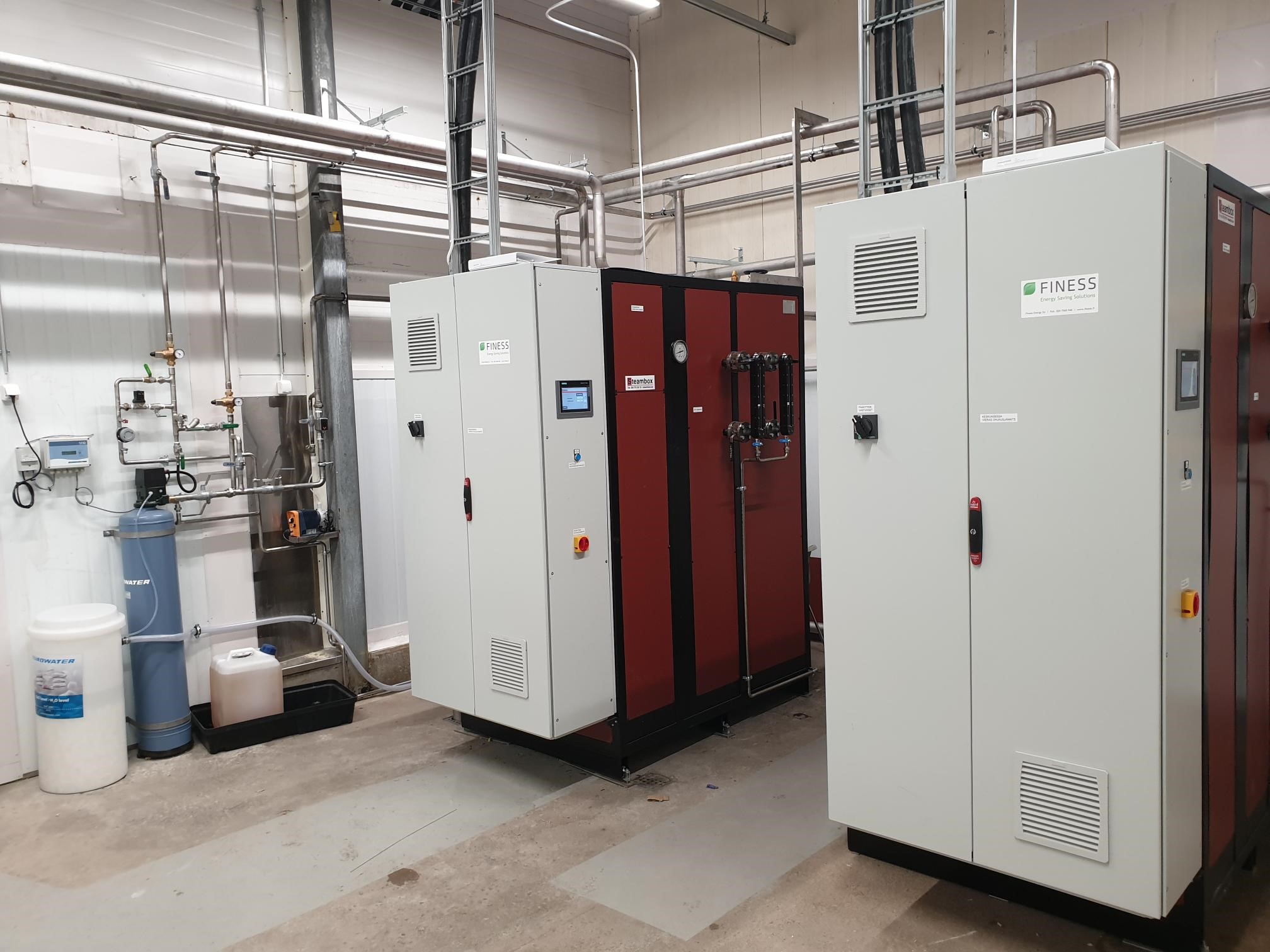 Kaksi 360kW sähköhöyrykattilaa elintarviketehtaassa