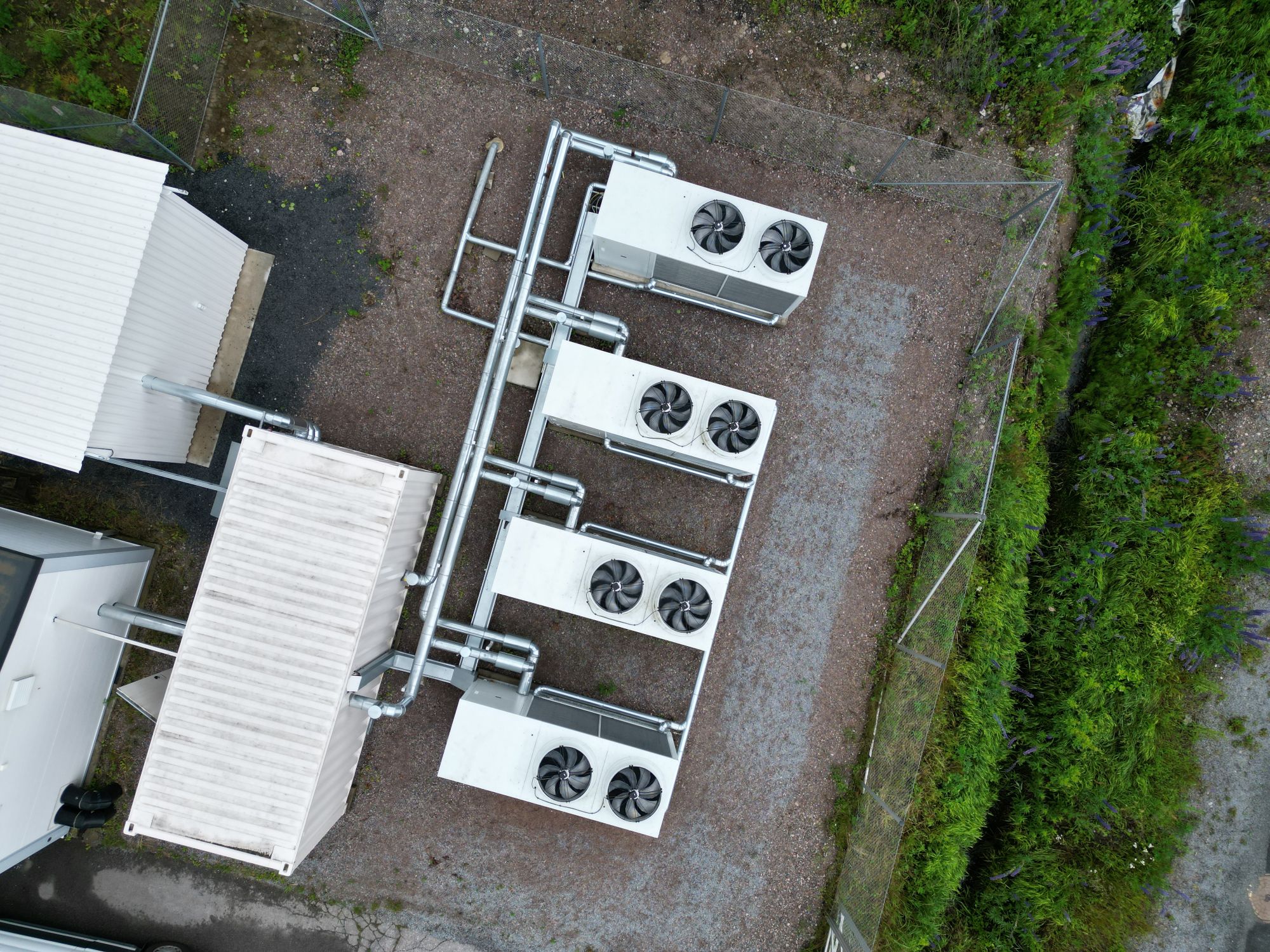 Neljä 100 kW ilmavesilämpöpumppua tuottavat kaukolämpöä aluelämpöverkkoon